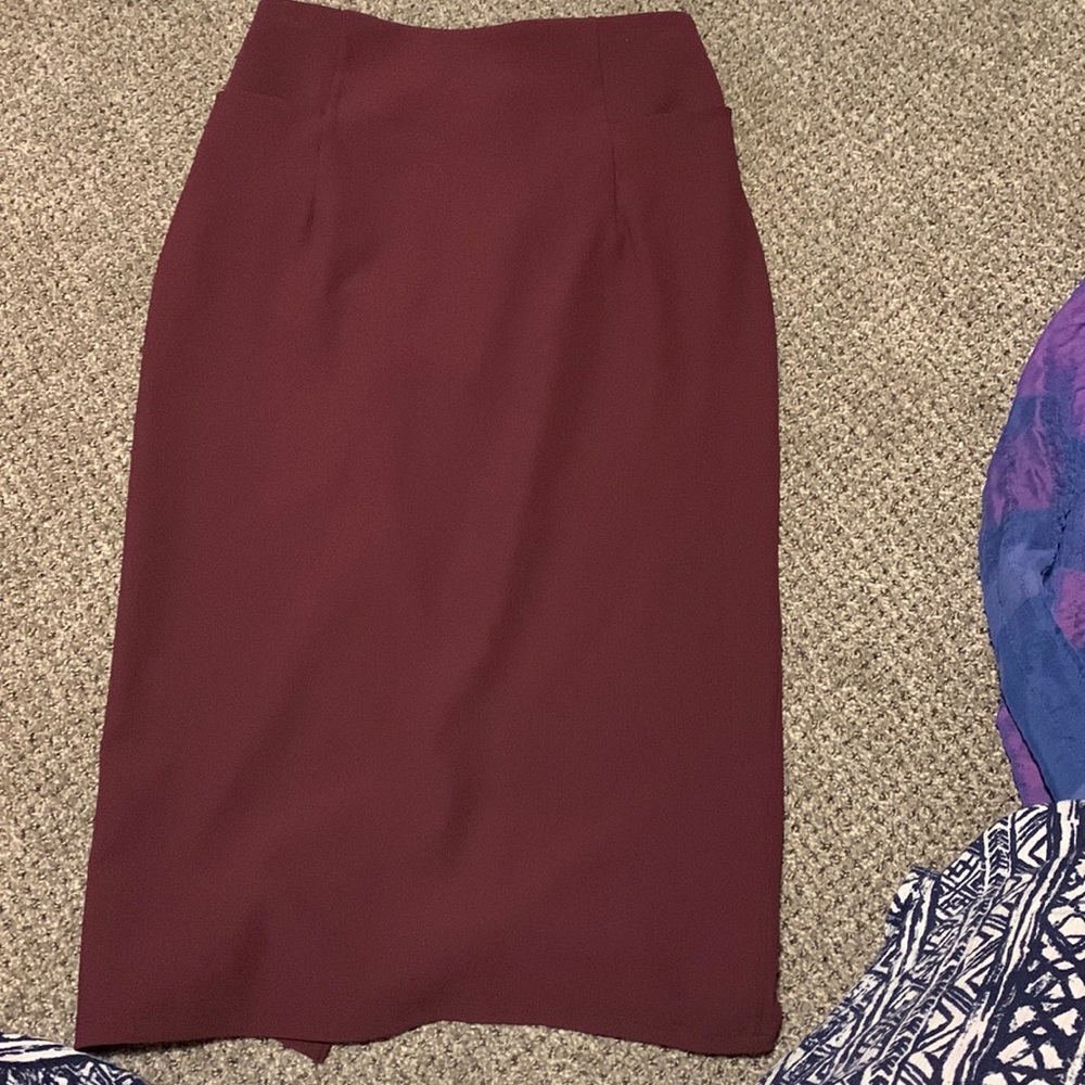 Lululemon maroon A New Route pencil skirt size 6, good condition